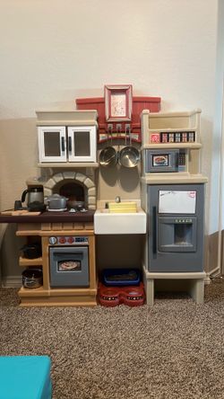Step2 Heart of the Home Kids Kitchen Playset, Indoor/Outdoor Kitchenette, Interactive Play with Lights and Sounds, Made of Durable Plastic, Includes 4