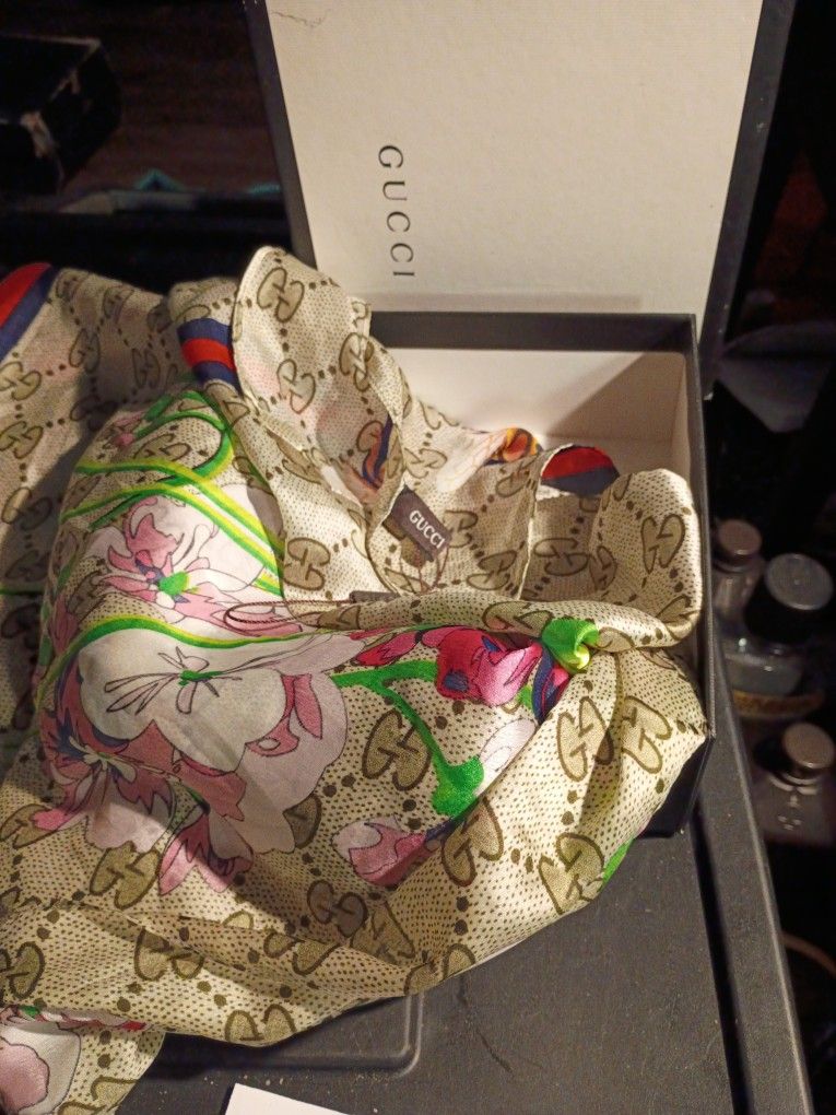 GUCCI SILK  SCARF 100% SILF 38CM X 68CM