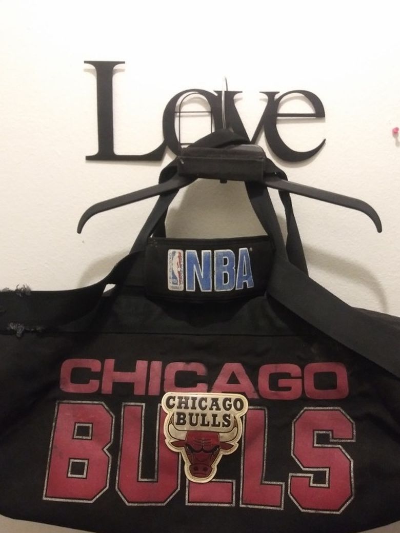 VINTAGE  NBA  CHICAGO BULLS DUFFLE BAG