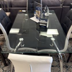 Beautiful 4 chair table black & white