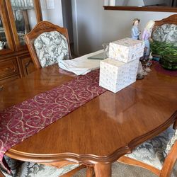 Dinning Table With Four Chairs And Hutch