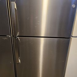 Ge Top And Bottom Refrigerator 22 Cubic. 33 Inches Wide. Warranty Financing. True Snap If You Qualify. 