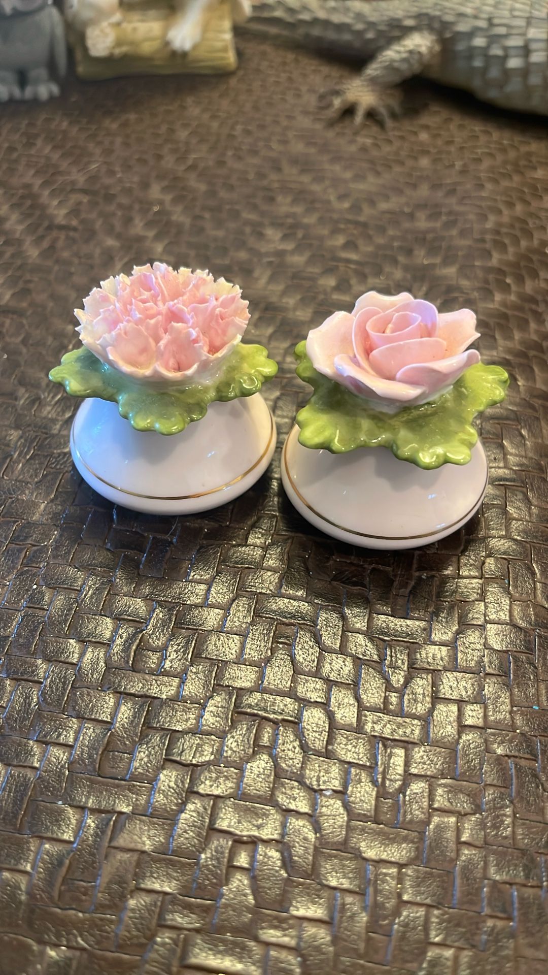 Aynsley Rose & Chrysanthemum Flowers Set of Fine bone China Made in England Salt Pepper Shakers Patent/gold trim 