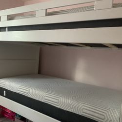 Twin bunk beds