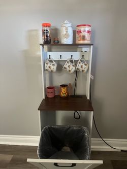 Trash can cabinet