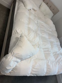 Like New! APSMILE Down & Feather Comforter – Full/Queen