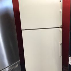 Hotpoint 16 Cu Ft Top And Bottom Fridge. 1 year Warranty 