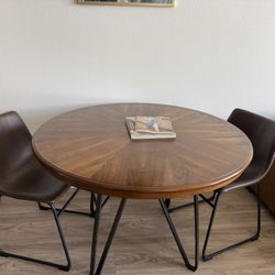 Like New Dining Table and 4 Chairs 