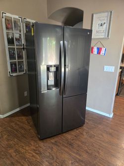 *** LG Refrigerator *** 26 cu ft Door in Door