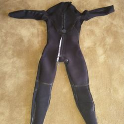 Surfing wetsuit