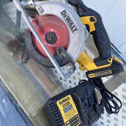 Dewalt Saw With Charger And Battery 