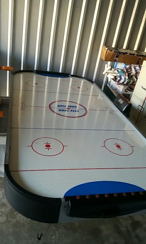 Air hockey table