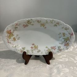 Hutschenreuther Selb Bavaria oval small platter in the "Maple Leaf" (Scalloped) pattern.
