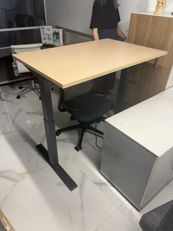 Steelcase Electric Height-Adjustable Stand Up Desk – $500 📦 Florida