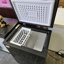 3.5 Cubic Chest Freezer, Compact DeepFreezer with Top Open Door andRemovable Storage Basket, 7 GearsTemperature Control, Energy Saving, forOffice Dorm