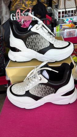MK  Women’s Size 7.5