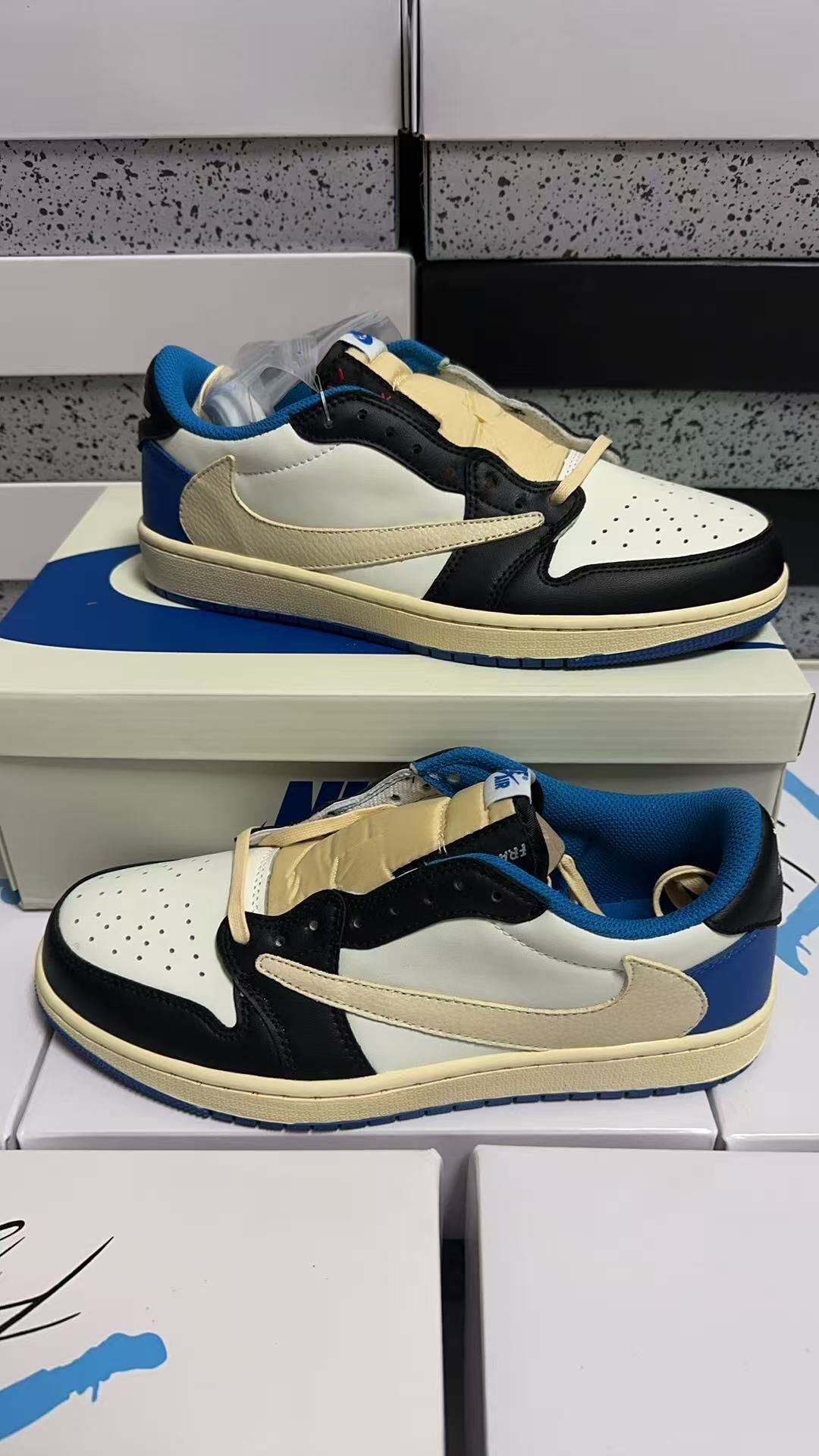 Boys' Nike flat shoes are sold at a low price