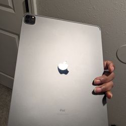 iPad 12.9 inch 4thGn  Wi-Fi 256Gb viene con cargador original Apple y teclado magic 🍎 original no trades estado como nueva no rayones y no golpe