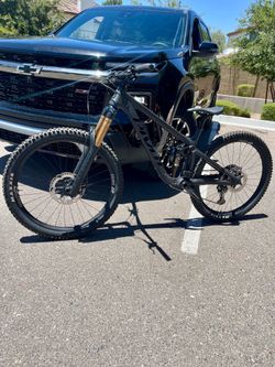 2025 Pivot Mach 6 Medium, Like New, MSRP Over $8K