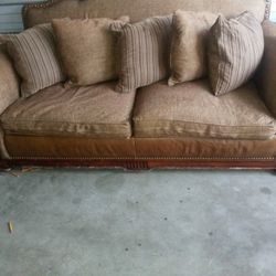Couch In great shape looks good well taken care of
