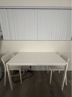 White table with 2 matching chairs