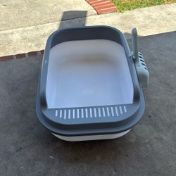 Litter box for kitten with a scooper