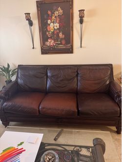 Vintage Leather Couch/ Sofá de cuero vintage