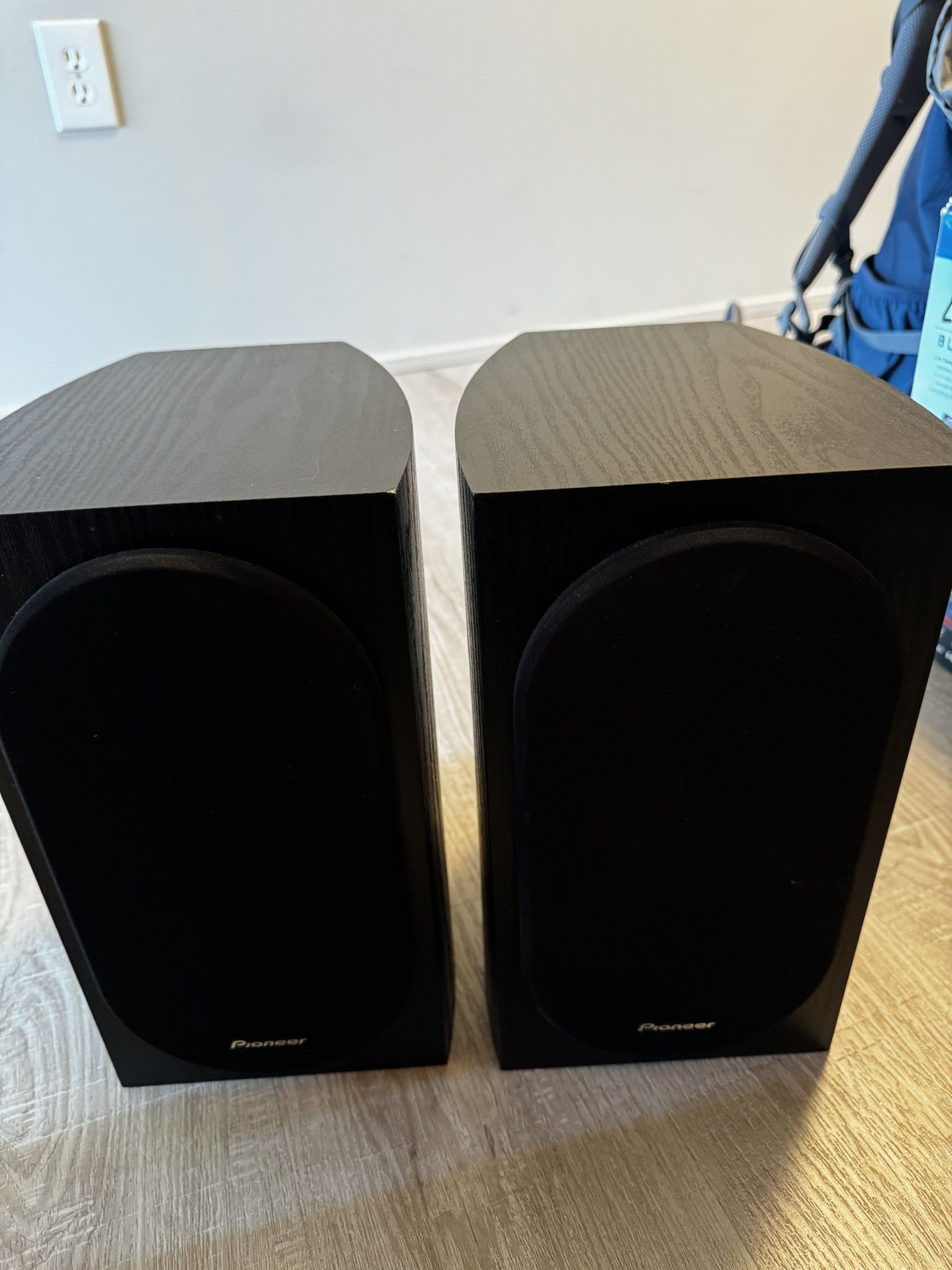 2 Pioneer shelf speakers 