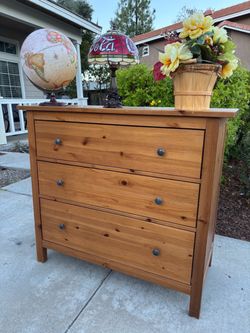Solid Wood Dresser Chest of Drawers Furniture Great Condition