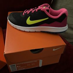 GIRLS NIKE SHOES 