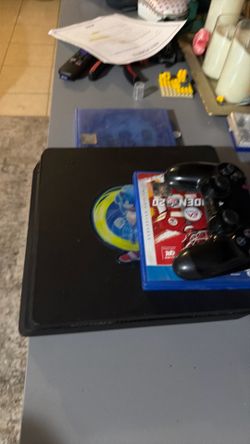 PS4 withe games and controller