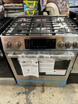 Bosch 800 Series 30 in. 4.6 cu. ft. Slide-In Dual Fuel Range with Self-Cleaning Convection Oven in Stainless Steel NEW!