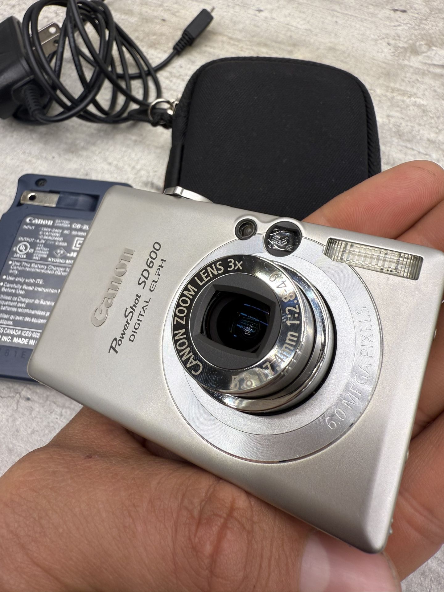 Canon PowerShot Digital ELPH SD600 6.0MP Digital Camera + Battery + Charger + SD