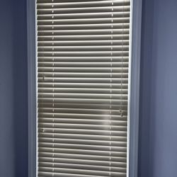 5 Wood Blinds In Beige Standard And 2 Door