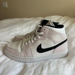 Women’s Air Jordan 1 Mid 'Barely Rose' - Size US 8.5 W