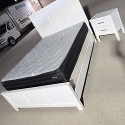 Se vende Cama Queen con sus colchones y ningstand color blanco Usado en Buen Estado Pido $300 por todo