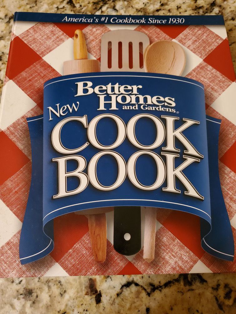 Rarely Used 12th Edition Better Homes and Gardens Cookbook with 5 Ring Binder. Over 500 Pages. Must Pick Up. Shipping Available.