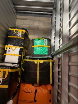 Cajas grandes llenas de ropa seminueva