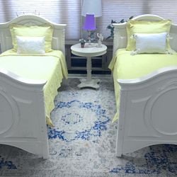 Twin Size Matching Beds. Includes two new matching mattresses. Hablo Español Y Hago Entrego