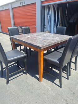 MESA DE MARBLE CON SILLAS ALTAS