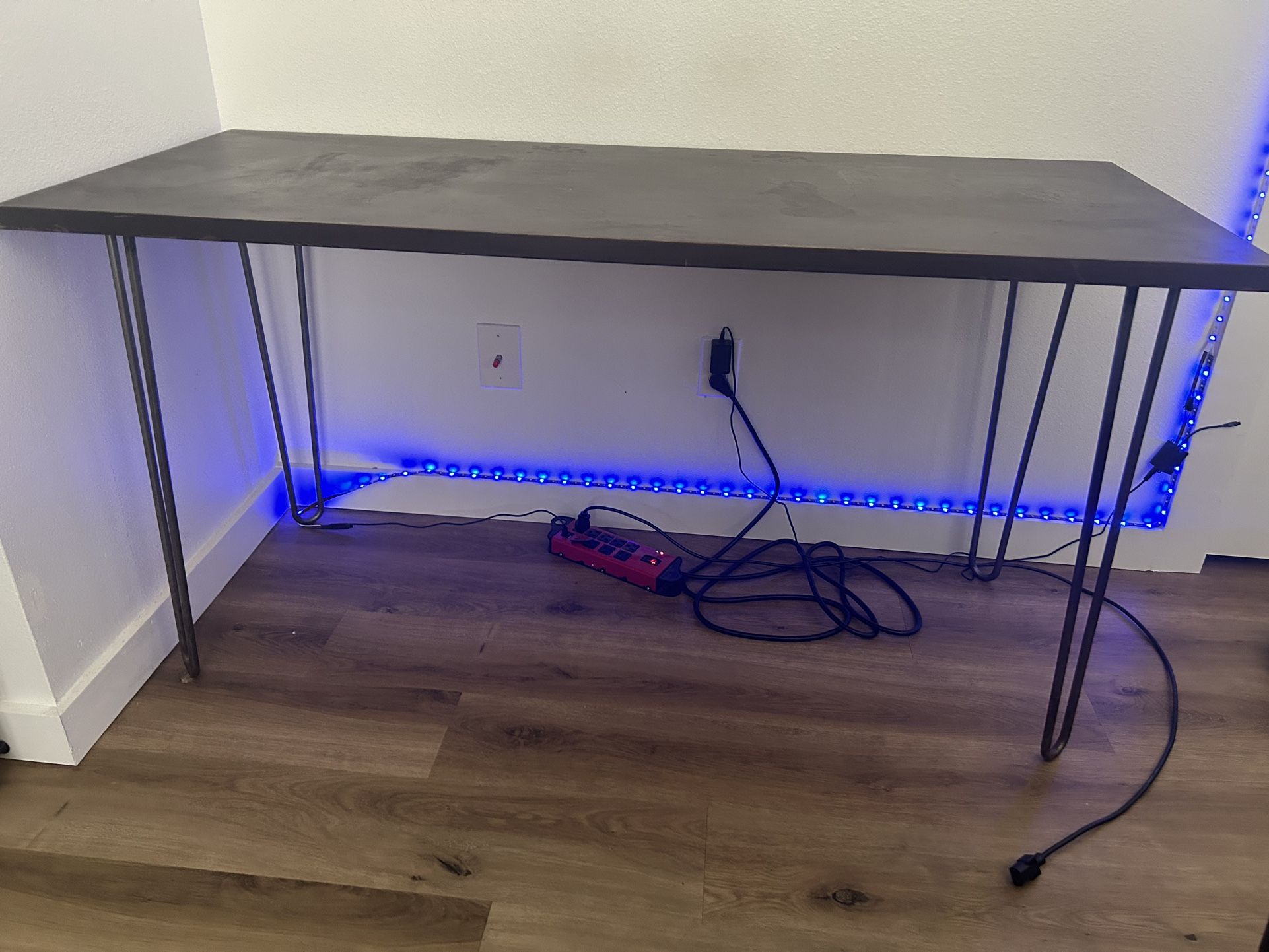 Desk with hairpin legs. 