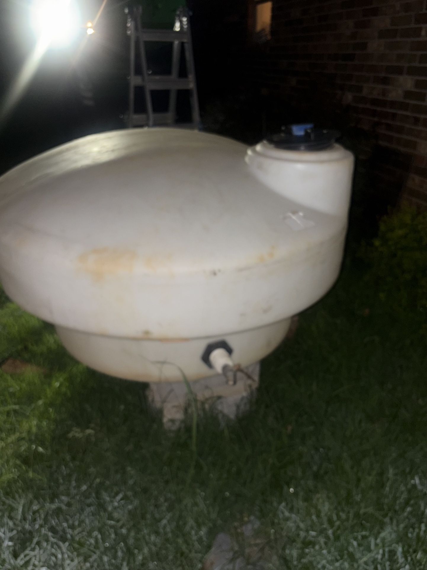 Used Water Storage Tank – Approx. 250 Gallon Capacity – Heavy-Duty Polyethylene