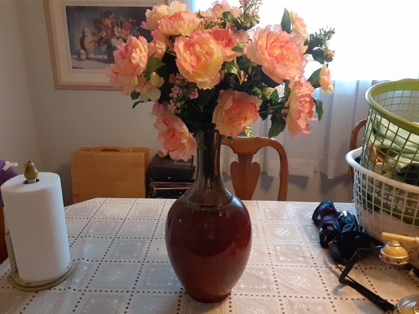 Beautiful Looking  Vase with A  FLORAL ARRANGEMENT THE  VASE IS 20INCHES TALL THE  FOLLOWING  WERE 50 DOLLARS 