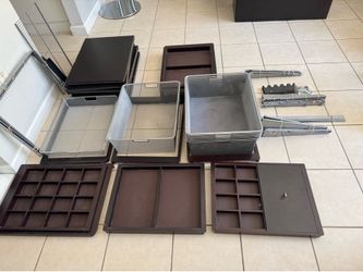 Container brand closet for assembly. It may be missing a few pieces.  habla español