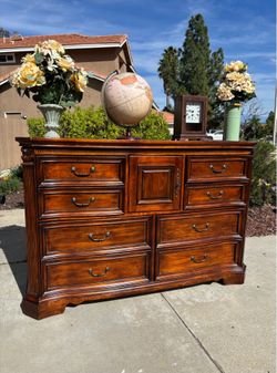 Solid Wood 8 Drawer Dresser Chest of Drawers Furniture Great Condition