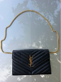 CASSANDRE ENVELOPE CHAIN WALLET IN GRAIN DE POUDRE LEATHER