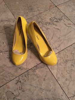 Yellow heels size 6