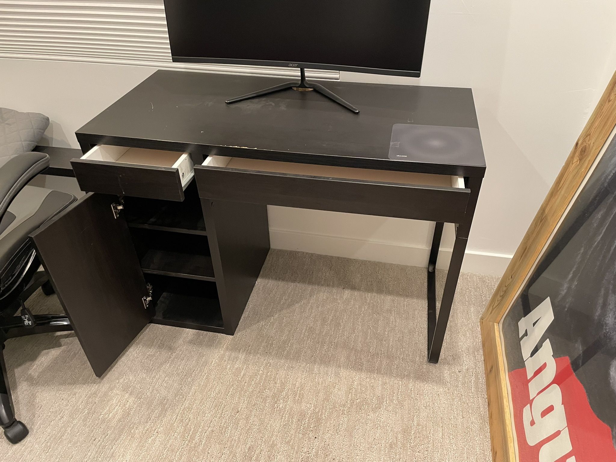 Black Desk