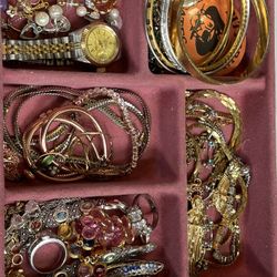 Random jewelry pieces, costume jewelry pieces
