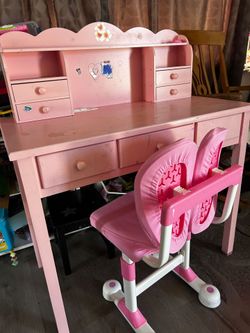 Kids desk with outlet